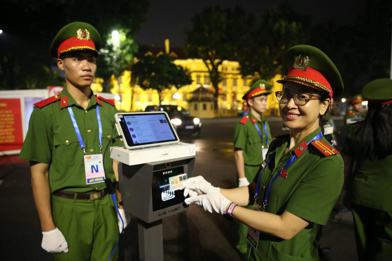 Công an TP Hà Nội xuyên đêm triển khai hệ thống quét Căn cước phục vụ Lễ tổng duyệt -2