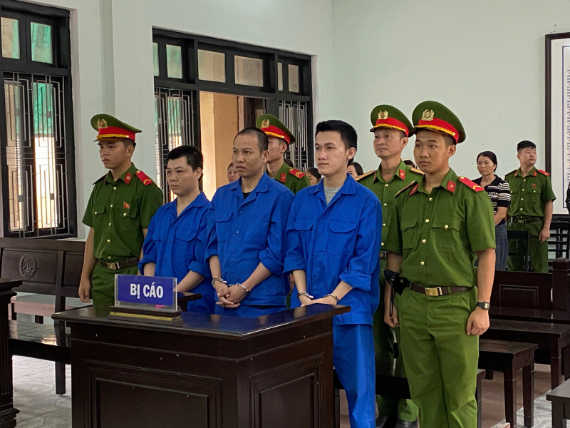 Vào bar “phê” ma túy, 3 bị cáo chia nhau hơn 21 năm tù -0