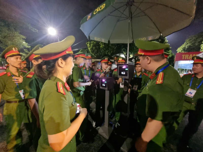 Công an TP Hà Nội xuyên đêm triển khai hệ thống quét Căn cước phục vụ Lễ tổng duyệt -1