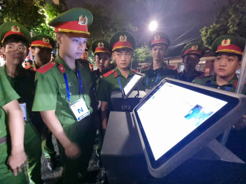 Công an TP Hà Nội xuyên đêm triển khai hệ thống quét Căn cước phục vụ Lễ tổng duyệt -3