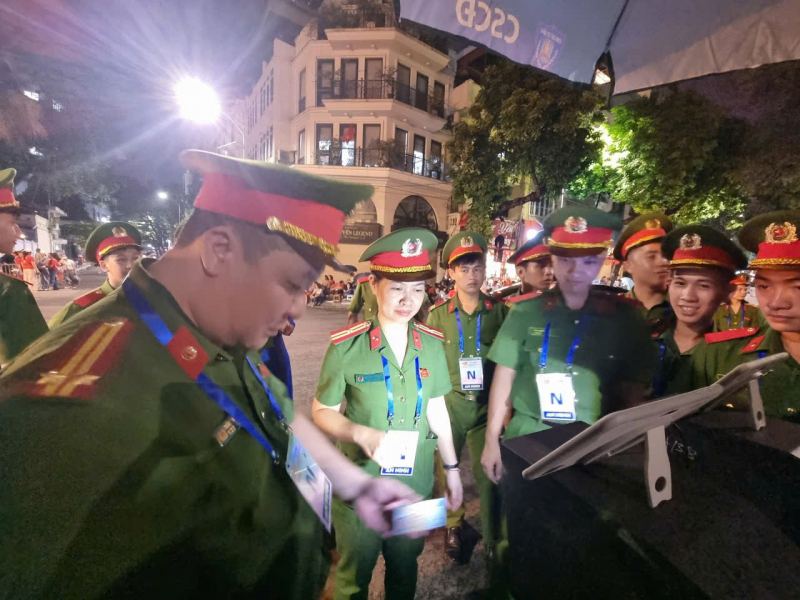 Công an TP Hà Nội xuyên đêm triển khai hệ thống quét Căn cước phục vụ Lễ tổng duyệt -0