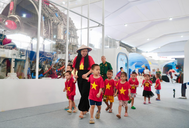 Dấu ấn Vietnam Airlines tại Triển lãm Thành tựu đất nước -0