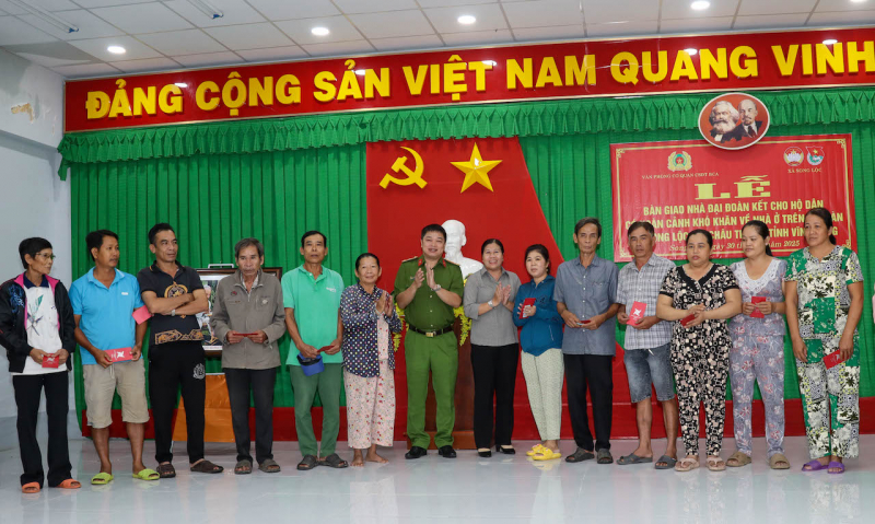Văn phòng Cơ quan CSĐT Bộ Công an trao nhà, tặng quà cho người nghèo tại Vĩnh Long -0