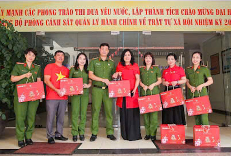 Yến Helen Khánh Hòa tri ân, đồng hành cùng các CBCS Công an thực hiện nhiệm vụ A80 -0