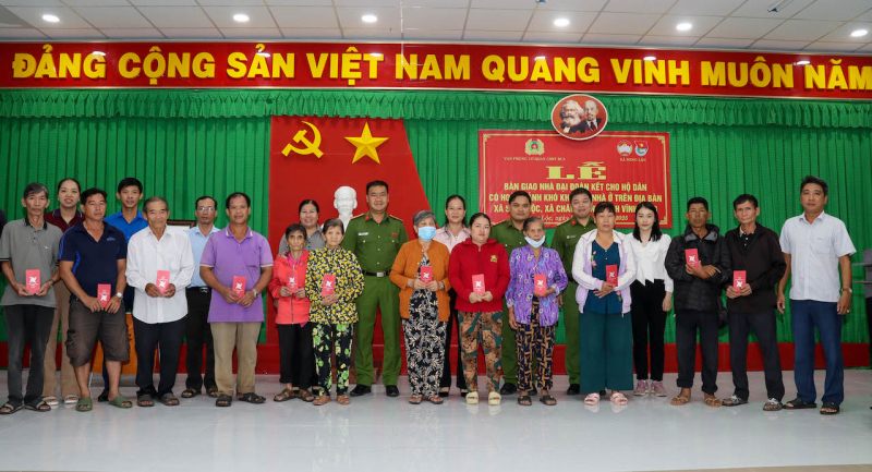 Văn phòng Cơ quan CSĐT Bộ Công an trao nhà, tặng quà cho người nghèo tại Vĩnh Long -1