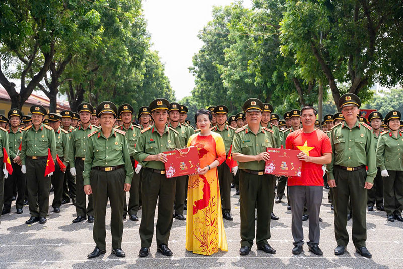 Yến Helen Khánh Hòa tri ân, đồng hành cùng các CBCS Công an thực hiện nhiệm vụ A80 -1