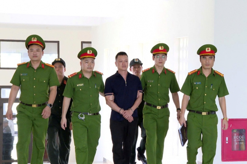 Khởi tố vợ chồng “Vi ngộ” về tội “trốn thuế” -0