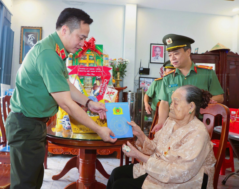 Đoàn đại biểu TP Hồ Chí Minh dâng hương tưởng nhớ Chủ tịch Hồ Chí Minh và Chủ tịch Tôn Đức Thắng -0