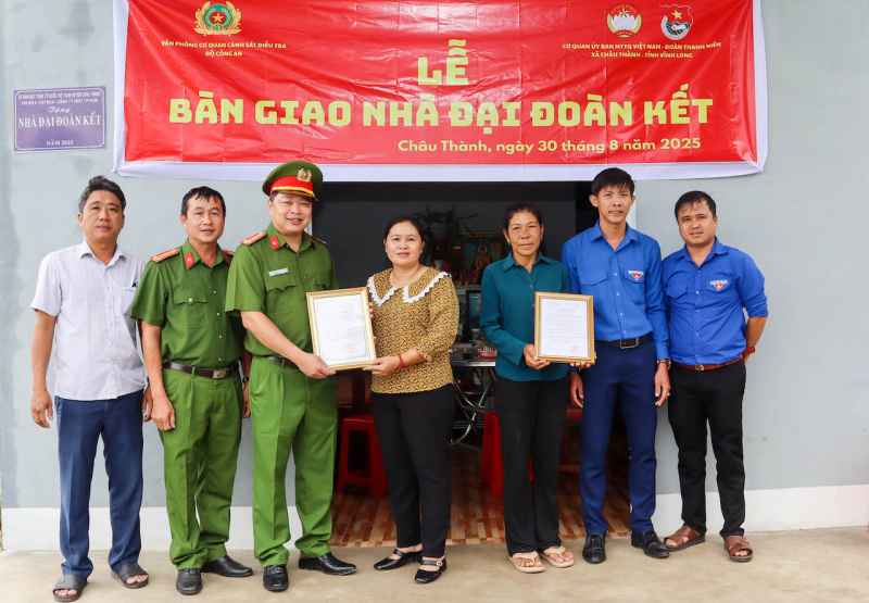 Văn phòng Cơ quan CSĐT Bộ Công an trao nhà, tặng quà cho người nghèo tại Vĩnh Long -0