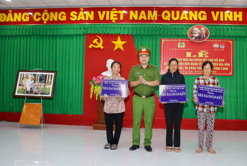 Văn phòng Cơ quan CSĐT Bộ Công an trao nhà tình nghĩa, tặng quà cho người nghèo tại Vĩnh Long -0