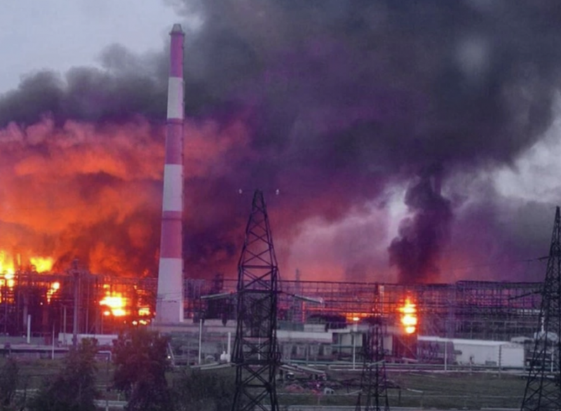 Ukraine tuyên bố tấn công thêm hai nhà máy lọc dầu Nga ngay trong đêm -0