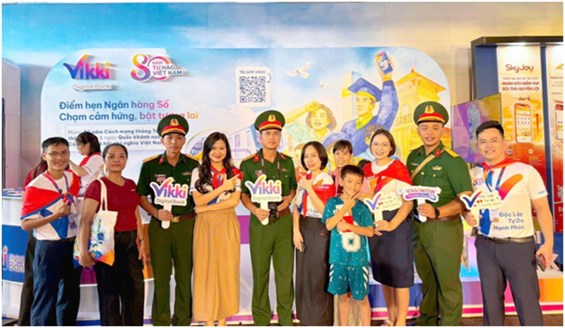 Vikki Bank tặng 1.100 điện thoại thông minh 5G cho người nghèo lan toả niềm vui Quốc khánh -0