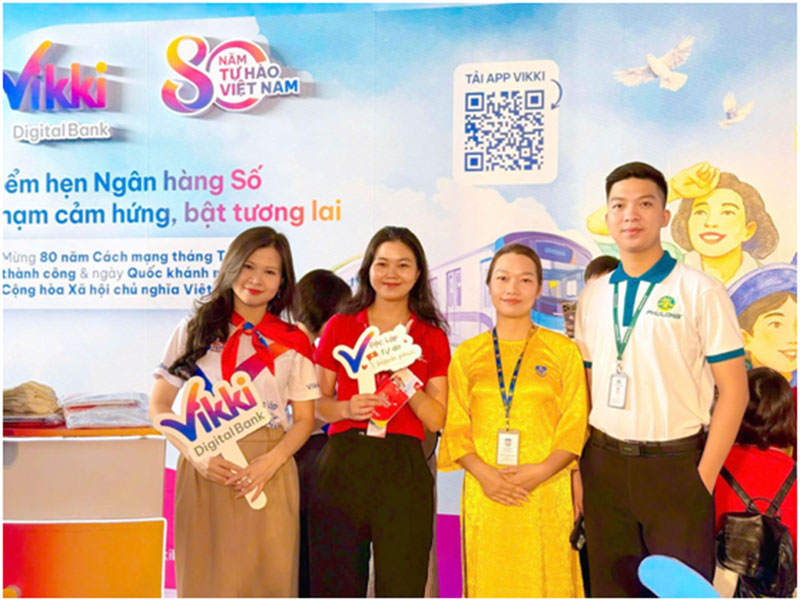 Vikki Bank tặng 1.100 điện thoại thông minh 5G cho người nghèo lan toả niềm vui Quốc khánh -0