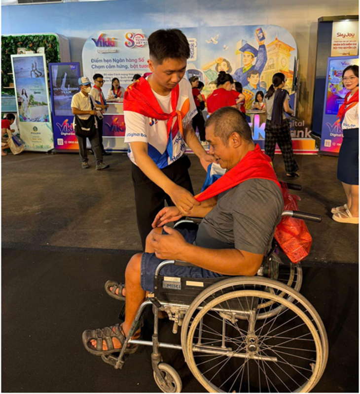 Vikki Bank tặng 1.100 điện thoại thông minh 5G cho người nghèo lan toả niềm vui Quốc khánh -1