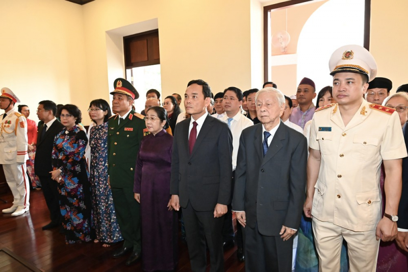 Đoàn đại biểu TP Hồ Chí Minh dâng hương tưởng nhớ Chủ tịch Hồ Chí Minh và Chủ tịch Tôn Đức Thắng -0