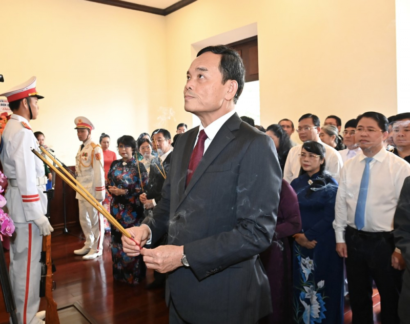 Đoàn đại biểu TP Hồ Chí Minh dâng hương tưởng nhớ Chủ tịch Hồ Chí Minh và Chủ tịch Tôn Đức Thắng -1