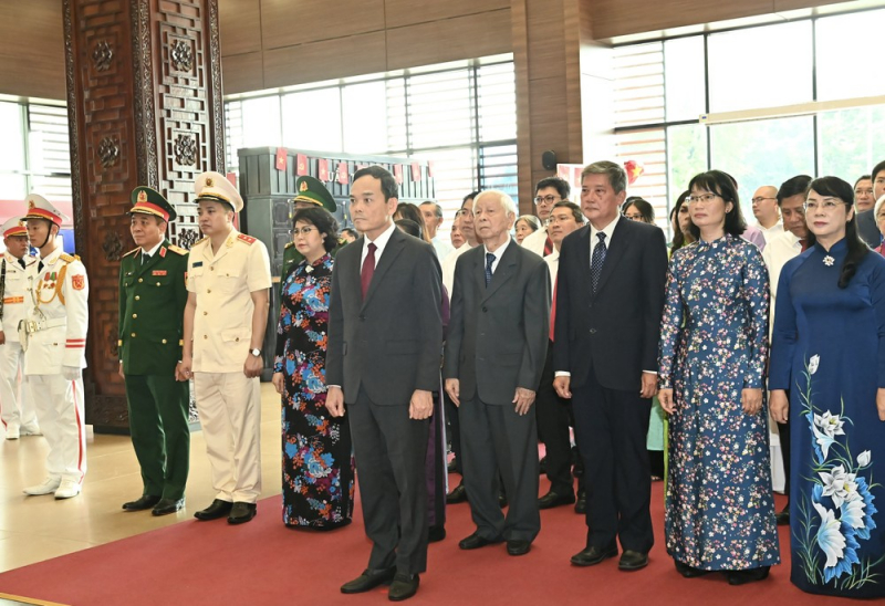 Đoàn đại biểu TP Hồ Chí Minh dâng hương tưởng nhớ Chủ tịch Hồ Chí Minh và Chủ tịch Tôn Đức Thắng -0