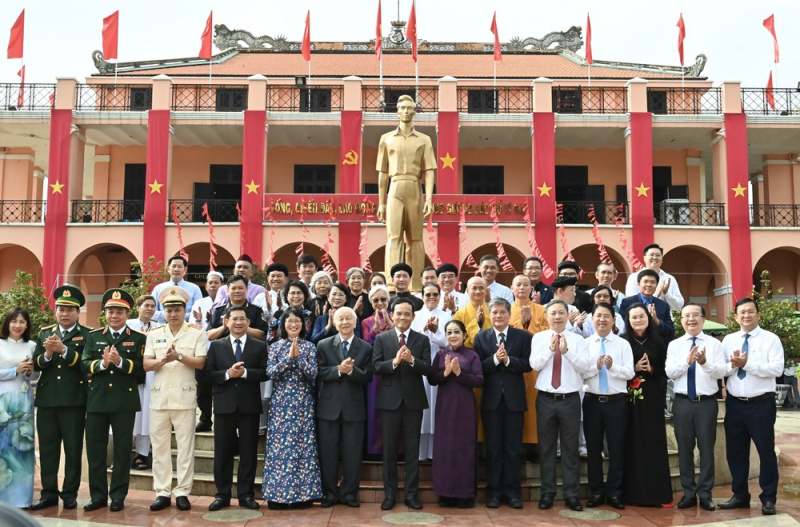 Đoàn đại biểu TP Hồ Chí Minh dâng hương tưởng nhớ Chủ tịch Hồ Chí Minh và Chủ tịch Tôn Đức Thắng -2