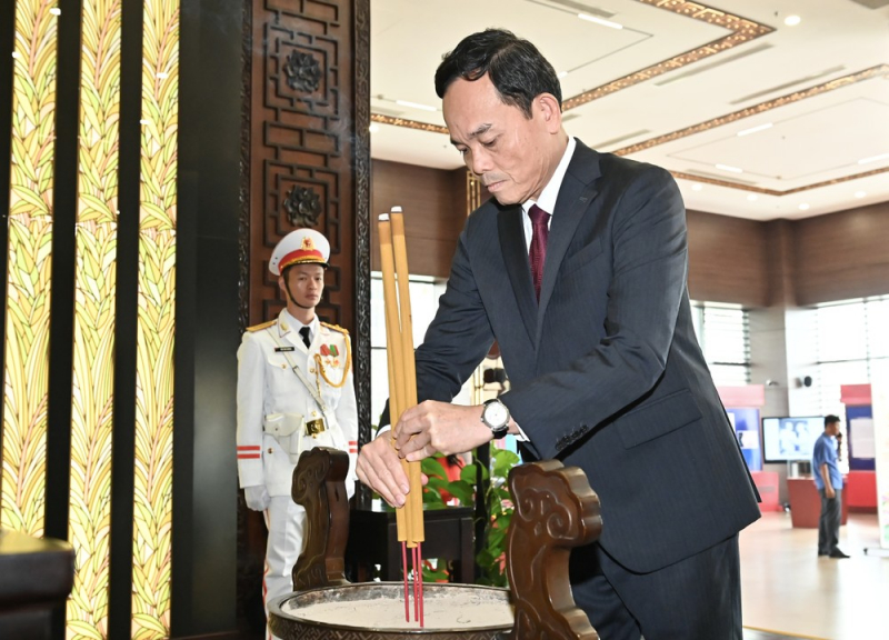 Đoàn đại biểu TP Hồ Chí Minh dâng hương tưởng nhớ Chủ tịch Hồ Chí Minh và Chủ tịch Tôn Đức Thắng -1