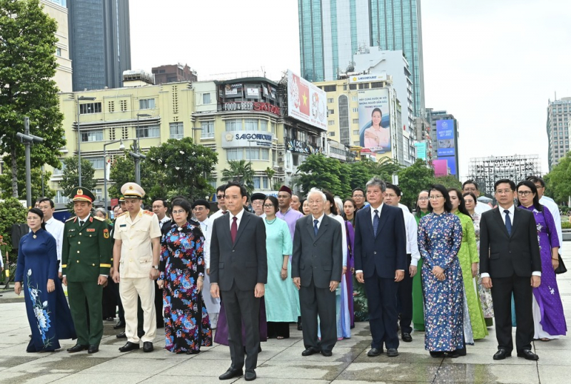 Đoàn đại biểu TP Hồ Chí Minh dâng hương tưởng nhớ Chủ tịch Hồ Chí Minh và Chủ tịch Tôn Đức Thắng -0