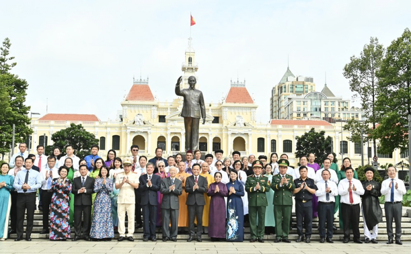 Đoàn đại biểu TP Hồ Chí Minh dâng hương tưởng nhớ Chủ tịch Hồ Chí Minh và Chủ tịch Tôn Đức Thắng -1