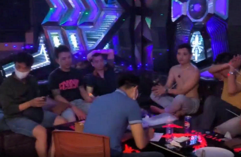 Tạm giữ 6 đối tượng dương tính ma túy tại karaoke Victory -0