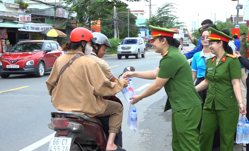 phat nuco suoi cho nguoi dan.jpg -0