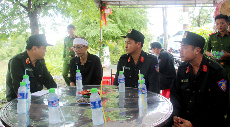 Lãnh đạo Bộ Tư lệnh CSCĐ viếng mẹ của chiến sĩ đang tham gia diễu binh, diễu hành tại A80 -0