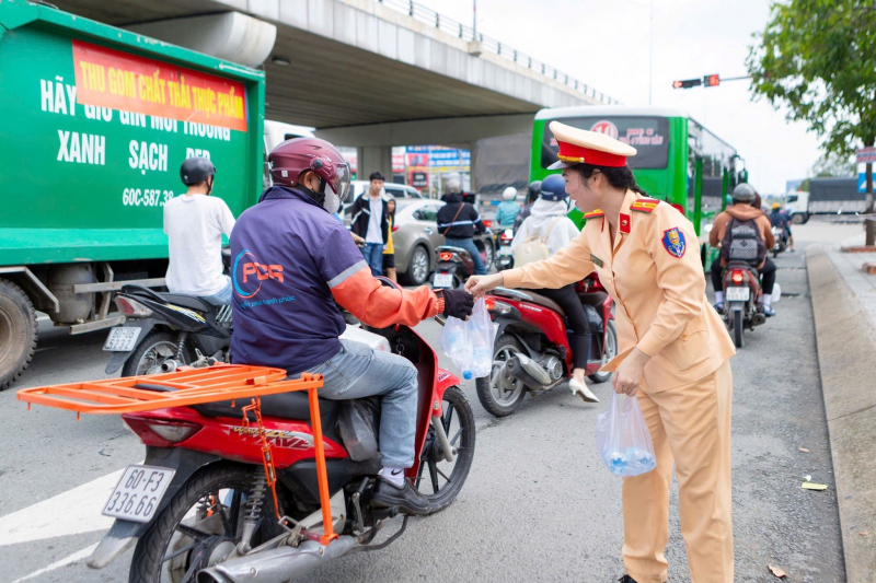 Công an Đồng Nai tặng nước uống và khăn lạnh cho người dân về quê nghỉ lễ 2/9. -0