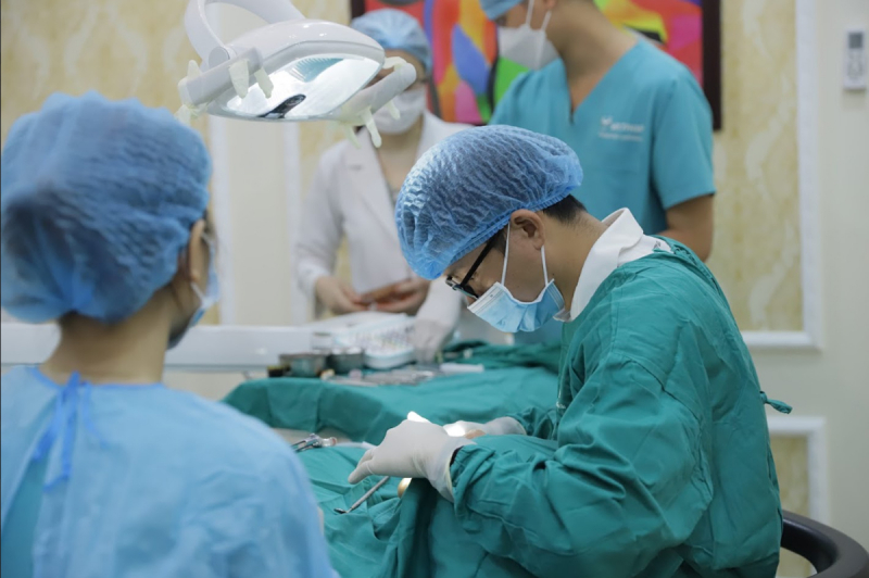 Trồng răng implant “dưới chuẩn” –  Cảnh báo hậu quả tiêu xương, nhiễm trùng và mất xương hàm -0