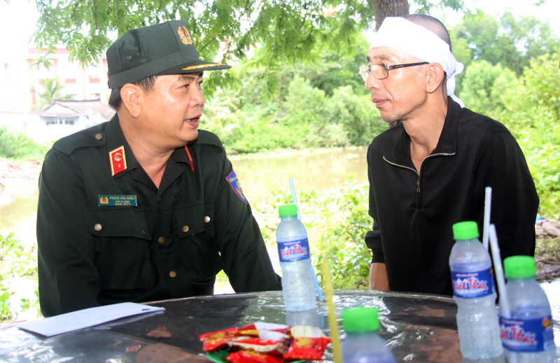 Lãnh đạo Bộ Tư lệnh CSCĐ viếng mẹ của chiến sĩ đang tham gia diễu binh, diễu hành tại A80 -0