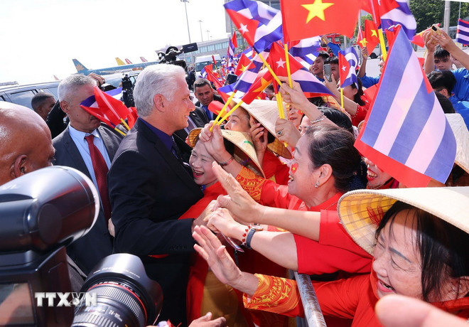 Chủ tịch nước Cuba và Phu nhân đến Hà Nội, bắt đầu thăm cấp Nhà nước -0