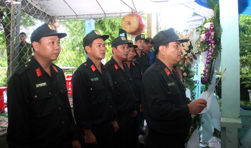 Lãnh đạo Bộ Tư lệnh CSCĐ viếng mẹ của chiến sĩ đang tham gia diễu binh, diễu hành tại A80 -0