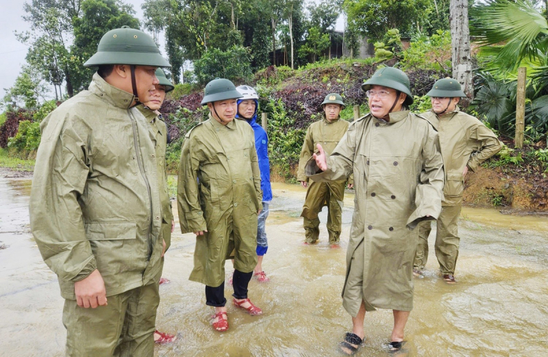 Sau bão, người dân xứ Nghệ lại gồng mình với lũ lụt -0