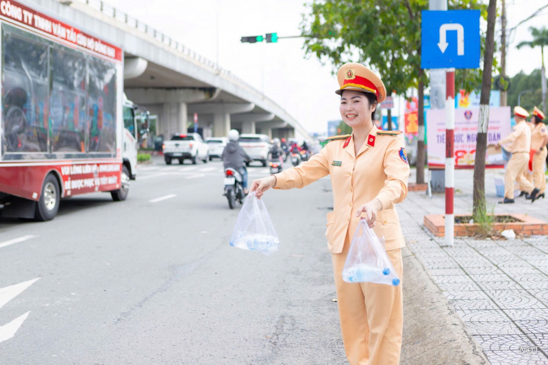 Công an Đồng Nai tặng nước uống và khăn lạnh cho người dân về quê nghỉ lễ 2/9. -0