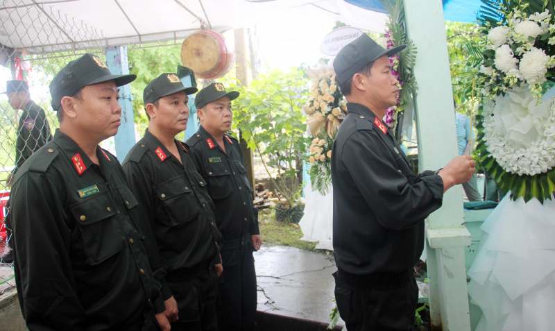 Lãnh đạo Bộ Tư lệnh CSCĐ viếng mẹ của chiến sĩ đang tham gia diễu binh, diễu hành tại A80 -1