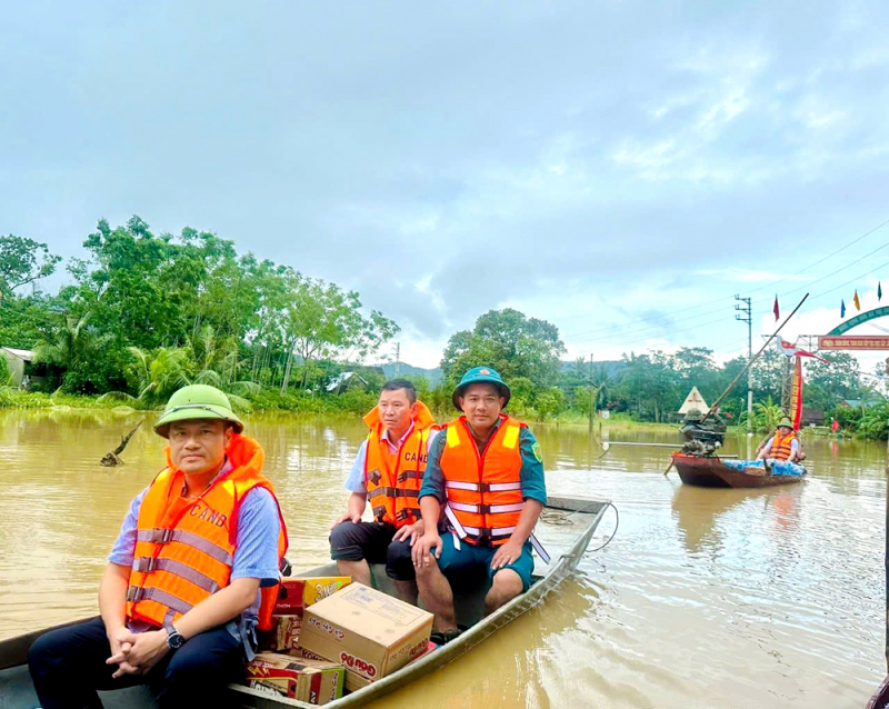 Sau bão, người dân xứ Nghệ lại gồng mình với lũ lụt -0