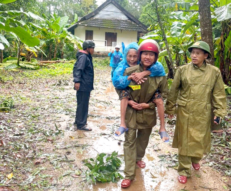 Sau bão, người dân xứ Nghệ lại gồng mình với lũ lụt -0