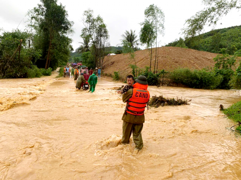 Sau bão, người dân xứ Nghệ lại gồng mình với lũ lụt -0