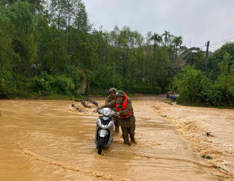 Sau bão, người dân xứ Nghệ lại gồng mình với lũ lụt -0