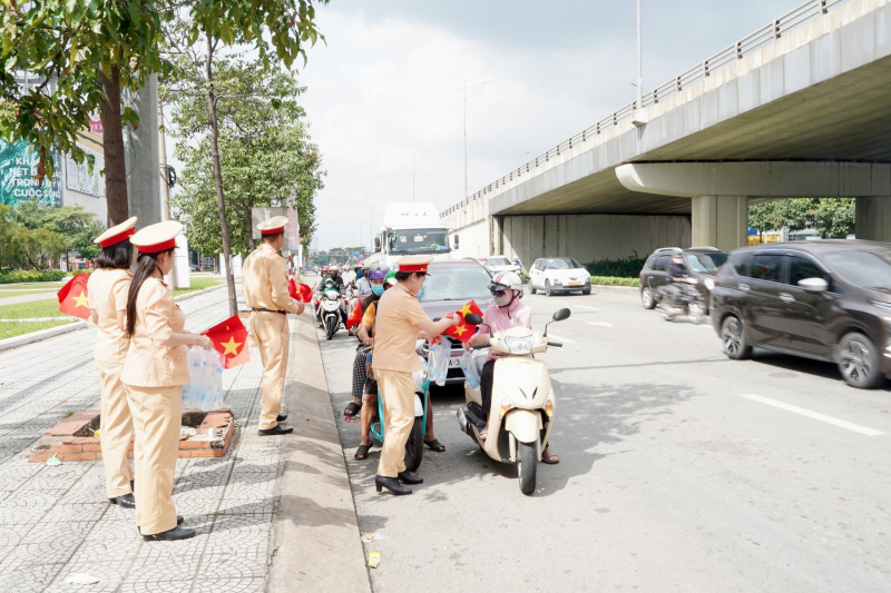 Công an Đồng Nai tặng nước uống và khăn lạnh cho người dân về quê nghỉ lễ 2/9. -0