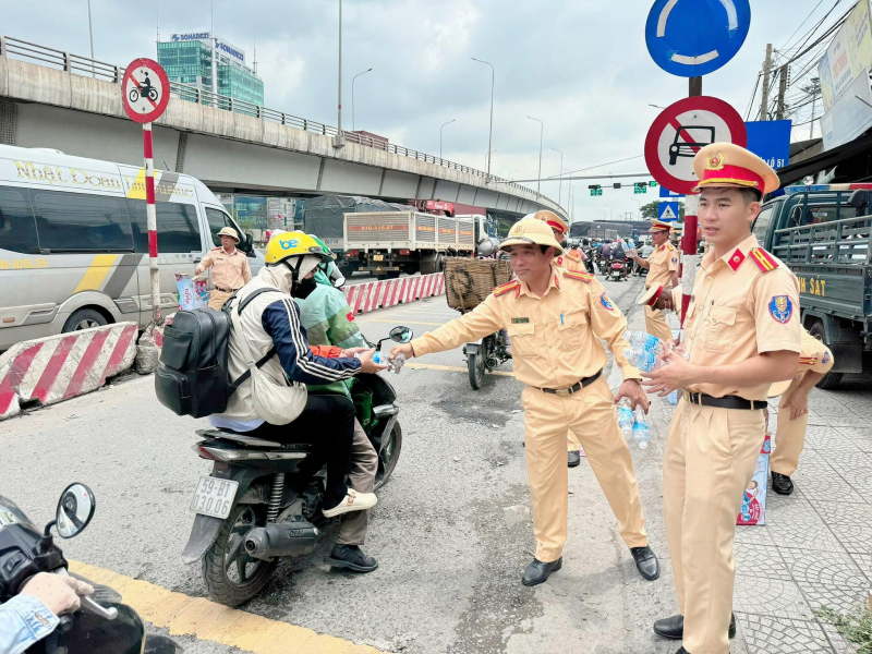 Công an Đồng Nai tặng nước uống và khăn lạnh cho người dân về quê nghỉ lễ 2/9. -0