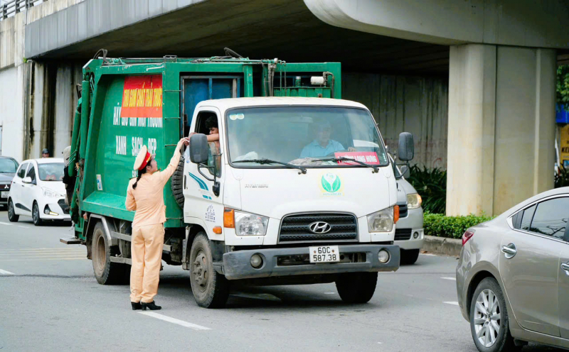 Công an Đồng Nai tặng nước uống và khăn lạnh cho người dân về quê nghỉ lễ 2/9. -0