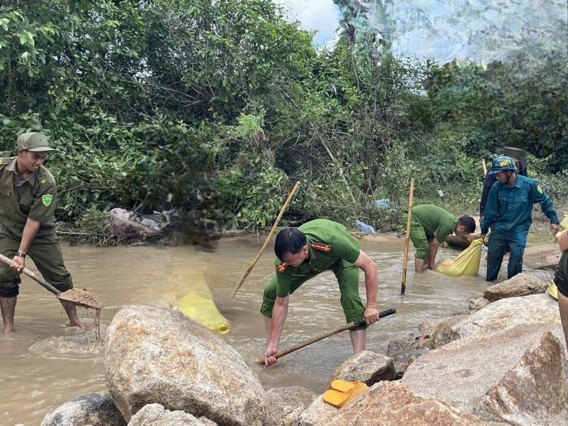 Công an xã khắc bê đá dọn lối đi cho người dân -0