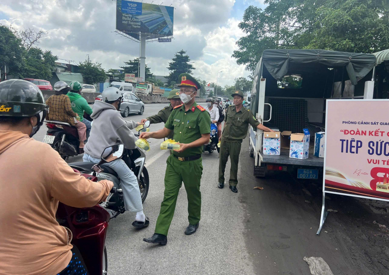 Công an Đồng Nai tặng nước uống và khăn lạnh cho người dân về quê nghỉ lễ 2/9. -0