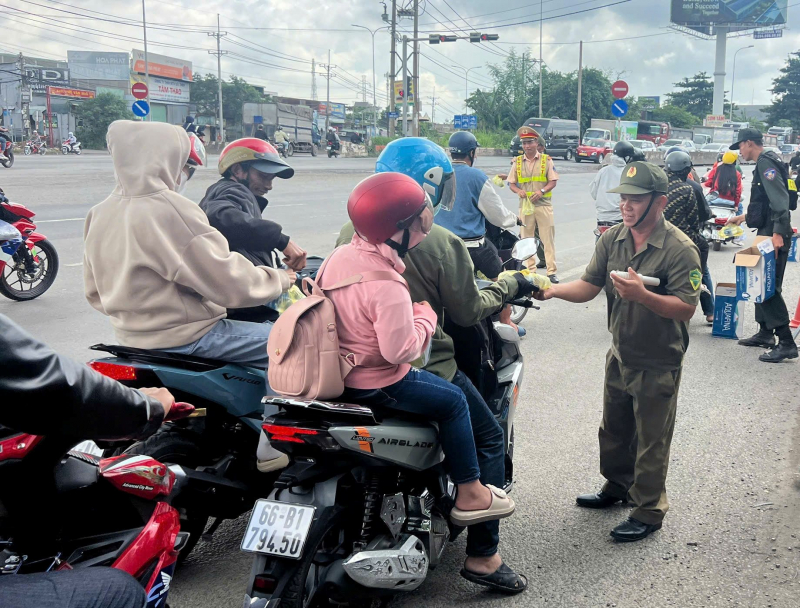 Công an Đồng Nai tặng nước uống và khăn lạnh cho người dân về quê nghỉ lễ 2/9. -0