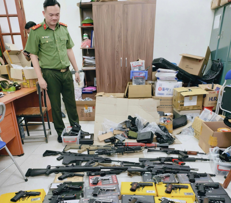 Xử lý đối tượng rao bán 44 khẩu súng gas bắn bi nhựa, bi sắt trên YouTube -0