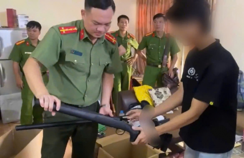 Xử lý đối tượng rao bán 44 khẩu súng gas bắn bi nhựa, bi sắt trên YouTube -1