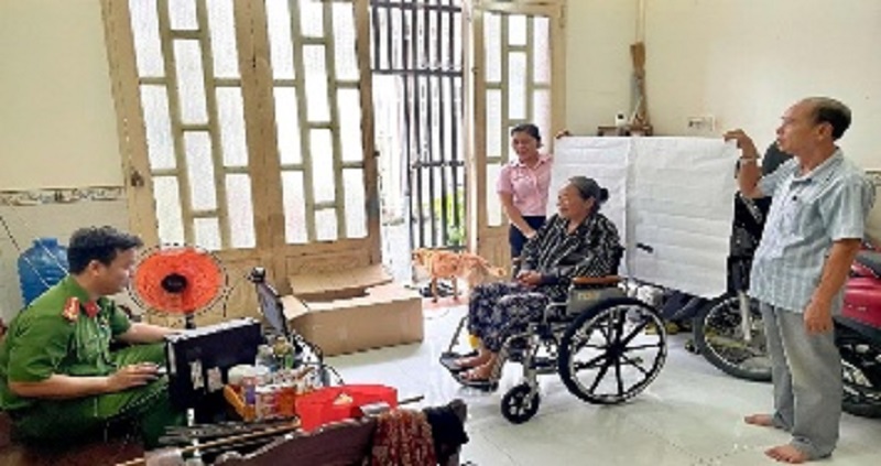 Công an cơ sở giúp đỡ đảng viên bệnh tật, già yếu cấp, đổi thẻ Đảng -0