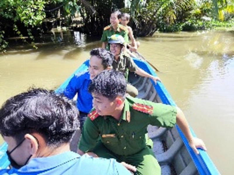 Công an cơ sở giúp đỡ đảng viên bệnh tật, già yếu cấp, đổi thẻ Đảng -0